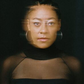 Diana Ezerex Portraitfoto mit Bewegungsunschärfe
