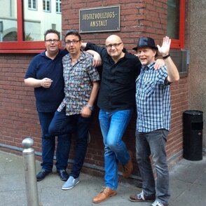 Gruppenfoto vor der JVA Dortmund