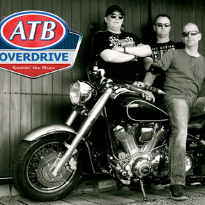 Bandfoto mit Logo und Harley Davidson