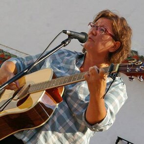 K&uuml;nstlerin Ella M mit Gitarre