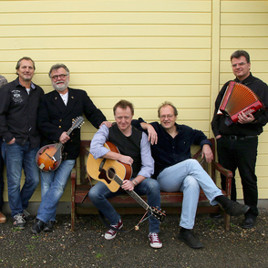 Bandfoto "Hemmingways Whiskeys" vor gelber Wand