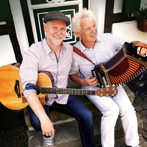 The Neckbellies mit Gitarre und  Akkordion auf einer Treppe Foto von Jennnifer Weng