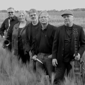 Bandfoto "Beckers Blues Band" auf einer Wiese sw