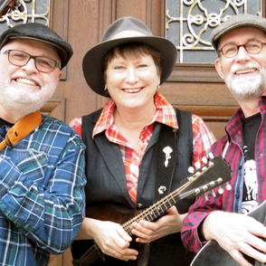 Bandfoto mit Instrumenten vor einer Haustür