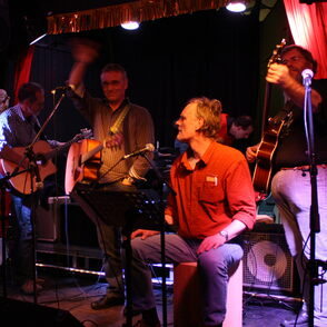 Band bei einem Auftritt in einer Kneipe