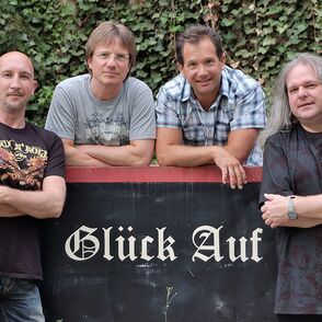 Bandfoto vor Grubenlohre mit Schriftzug "Glück Auf"