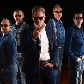 Bandfoto "Sam Cheanz" vor schwarzem Hintergrund, alle mit Sonnenbrille