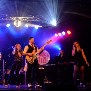 Band "SocietyBe" - Auftritt auf bunt beleuchteter B&uuml;hne