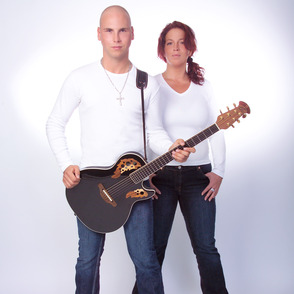 Das Dou "Take Two" mit Gitarre