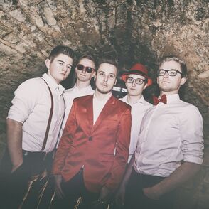 Bandfoto in einem aus Ziegeln gemauerten Tunnel