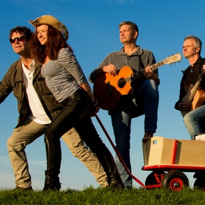 Bandfoto "Boatpeople" in der Natur mit Instrumenten und einem Bollerwagen