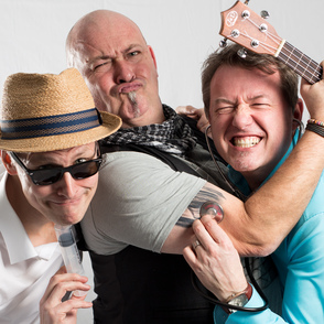 Spa&szlig;foto der Band mit medizinischen Ger&auml;ten und Gitarre