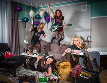 Bandfoto, auf dem sie ein Wohnzimmer zerst&ouml;ren