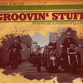 Bild der Band auf Motorr&auml;dern, mit Bandlogo, wie ein Plattencover gestaltet.