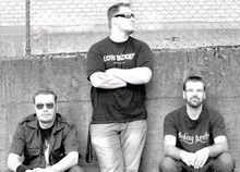 Gruppenbild vor Betonhintergrund in SW