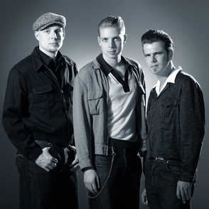 Gruppenbild im 50'er-Style B&uuml;hnen-Outfit