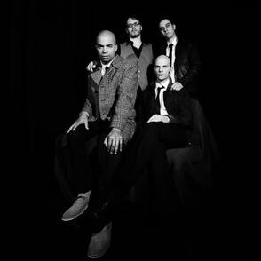 Bandfoto in SW vor schwarzem Hintergrund