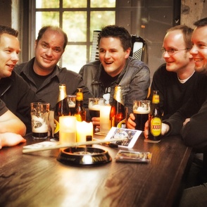 Die Band in einem Pub am Tisch