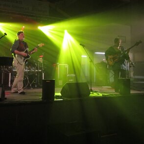 Tres Hombres auf einer gr&uuml;n ausgeleuchteten B&uuml;hne