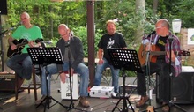 Foto der Band auf einem Konzert im Park