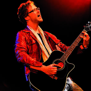 Bild der K&uuml;nstler auf der B&uuml;hne mit Instrumenten