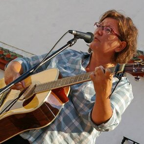 K&uuml;nstlerin Ella M mit Gitarre