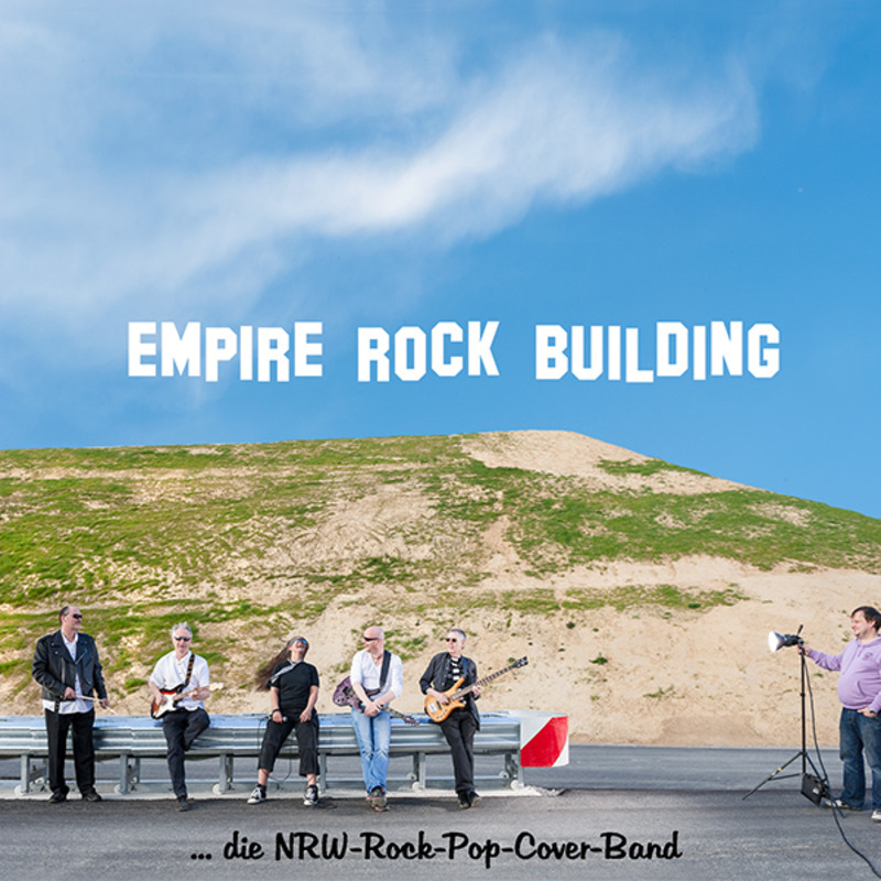 Bandfoto auf einer Straße mit Bandlogo