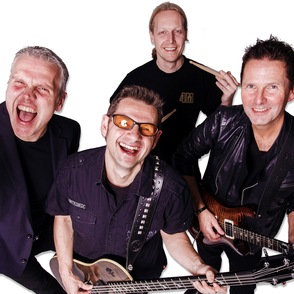 Spa&szlig;foto der Band mit Instrumenten vor einem wei&szlig;en Hintergrund