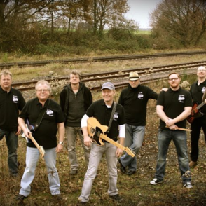 Bandfoto mit Gleisen im Hintergrund