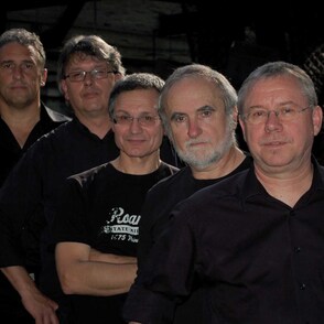 Bandfoto "Timeless" vor schwarzem Hintergrund