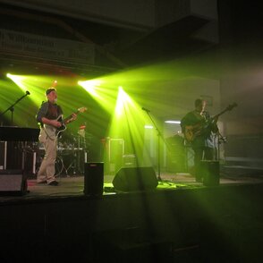 Tres Hombres auf einer gr&uuml;n ausgeleuchteten B&uuml;hne