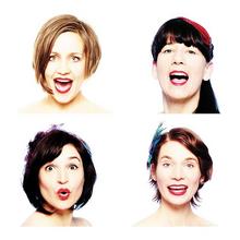 Portraitaufnahmen der vier K&uuml;nstlerinnen mit starken Kontrasten