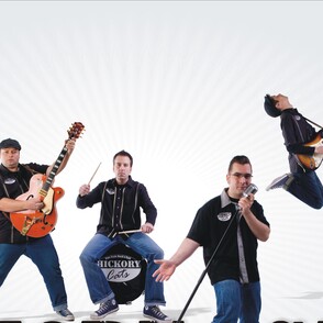 Bandfoto Instrumente spielend vor wei&szlig;em Hintergrund mit Bandlogo