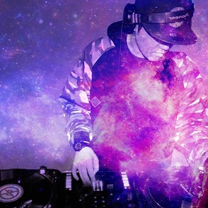 DJ am Mischpult, mit Farben künstlerisch gestaltet