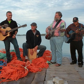 Gruppenbild vor einem Hafenbecken mit Instrumenten