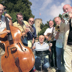 Gruppenbild mit Instrumenten vor der Sparrenburg in Bielefeld