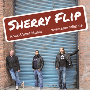 Gruppenbild der Band "Sherry Flip" vor einem großen blauen Rolltor mit Bandlogo