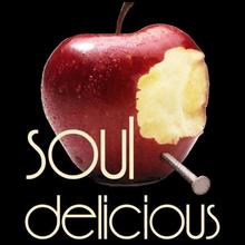 Angebissener Apfel, in dem ein Nagel steckt vor schwarzem Hintergrund mit Schriftzug "Soul Delicious"