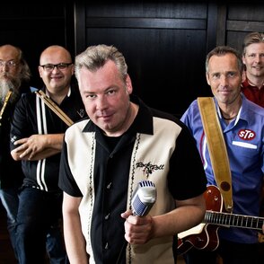 Gruppenbild der Band "Rocking Maniacs" im Bühnenoutfit