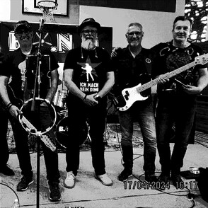 Die Band B.O.N.D Gruppenfoto mit Bediensteten auf der Bühne