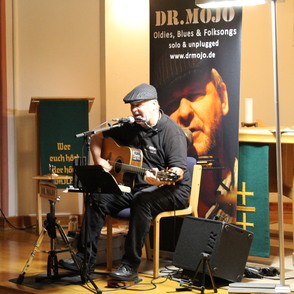 Dr. Mojo auf der Bühne in der JVA Werl