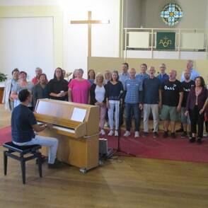 Gospelchor in der Kirche mit Klavier