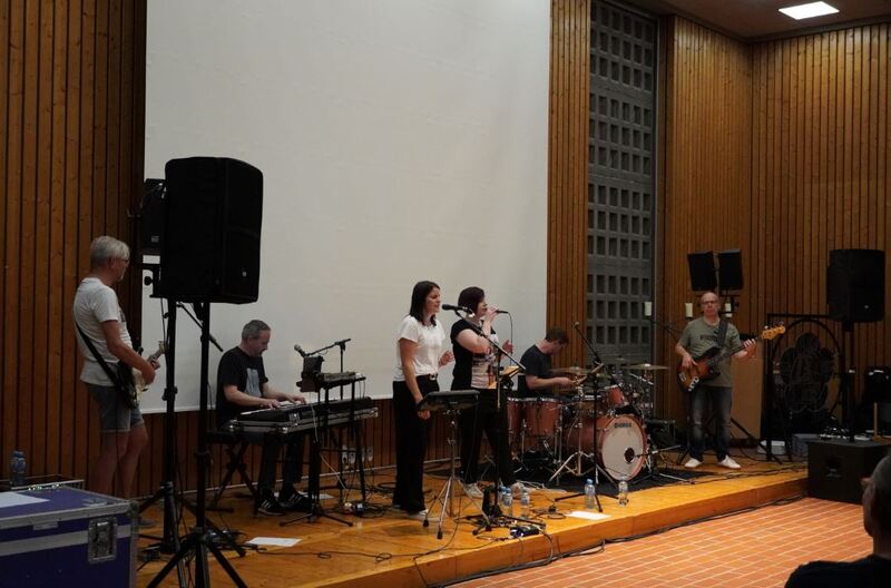 Die Band Groovemax auf der Bühne in der Anstaltskirche
