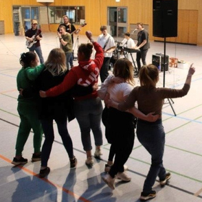 Gruppenbild der Band 2MT und den Veranstaltern