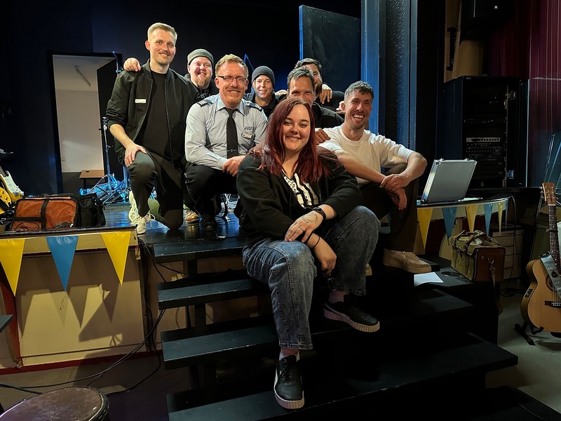 Die Band „IN & OUTs“ und Dustin Lukat alias „Gap“ und die Organisatoren vor dem Auftritt
