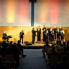 Gospelchor vor Publikum in der JVA Bochum