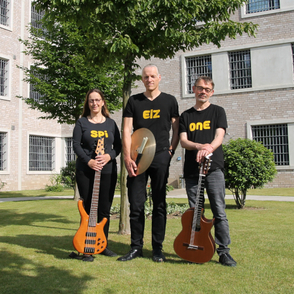 Die Band SPiELZONE mit Instrumenten im Hof der SothA NRW