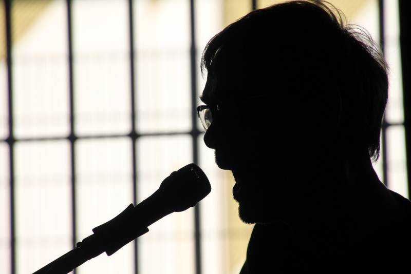 Sänger der Band SPiELZONE vor einem Gitterfenster