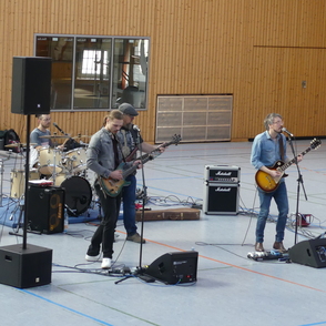 Die Band "Dandlion" bei ihrem Auftritt in der Sporthalle der JVA Gelsenkirchen