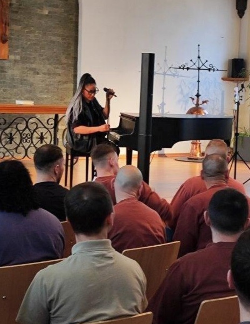 Diana Ezerex auf der Bühne in der JVA Dortmund